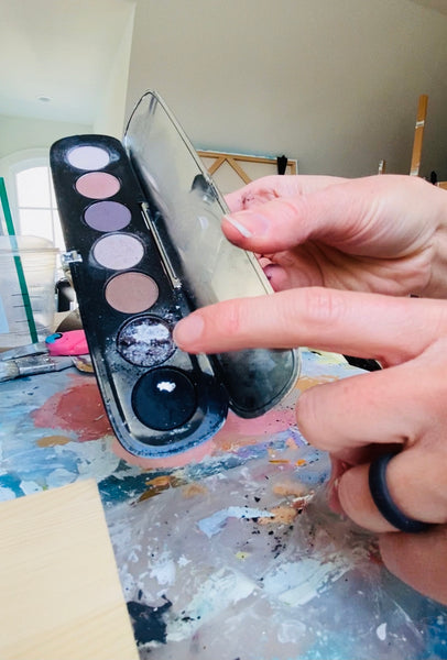 Turn your eyeshadow into paint!